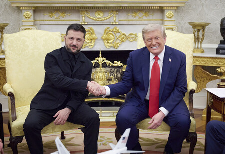 １８日、ホワイトハウスで握手を交わすトランプ米大統領（右）とウクライナのゼレンスキー大統領（ＥＰＡ時事）