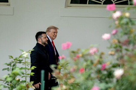 １８日、ホワイトハウス内を並んで歩くトランプ米大統領（奥）とウクライナのゼレンスキー大統領（ホワイトハウス高官のＸアカウントより・時事）