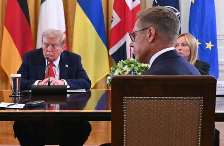 ホワイトハウスで会議に臨むフィンランドのストゥブ大統領（手前）とトランプ米大統領（左）＝１８日、ワシントン（ＡＦＰ時事） 