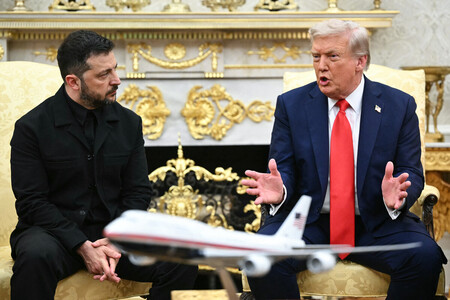 １８日、ホワイトハウスで会談するトランプ米大統領（右）とウクライナのゼレンスキー大統領（ＡＦＰ時事）