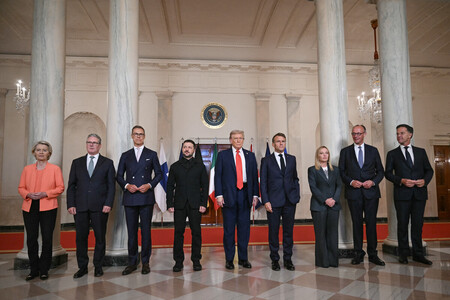 １８日、ホワイトハウスで会合に臨むトランプ米大統領（中央）、ウクライナのゼレンスキー大統領（左から４人目）と欧州首脳ら（ＡＦＰ時事）