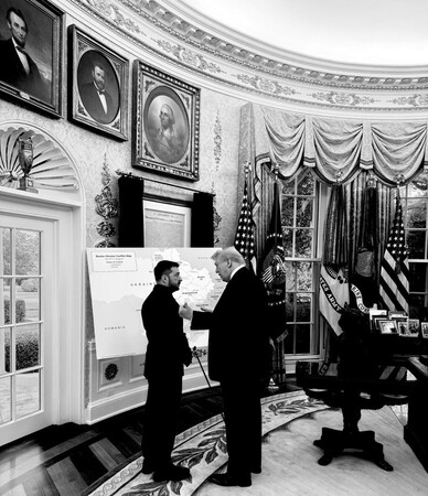 １８日、ホワイトハウスでウクライナのゼレンスキー大統領（左）に地図を見せるトランプ米大統領（ホワイトハウス高官のＸアカウントより・時事）