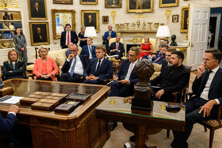 トランプ米大統領と会談する欧州各国首脳。右から２人目はウクライナのゼレンスキー大統領（ホワイトハウスのＸアカウントより）