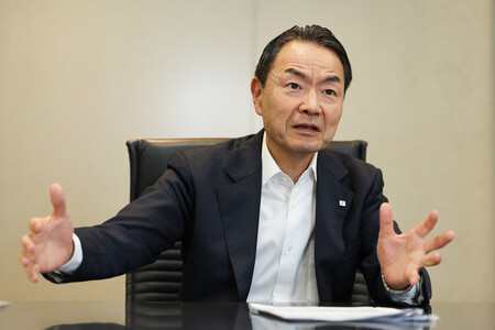 インタビューに答える日本製紙の瀬辺明社長＝７月２９日、東京都千代田区