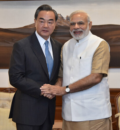 中国の王毅共産党政治局員兼外相（左）とインドのモディ首相＝２０１６年８月、ニューデリー（ＡＦＰ時事）