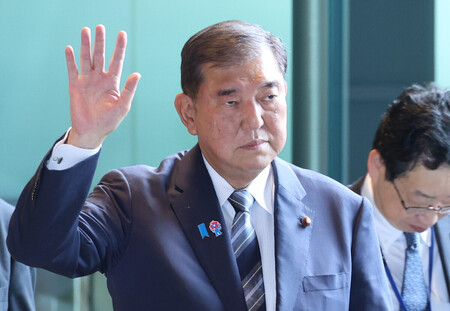 首相官邸に入る石破茂首相＝１９日、東京・永田町