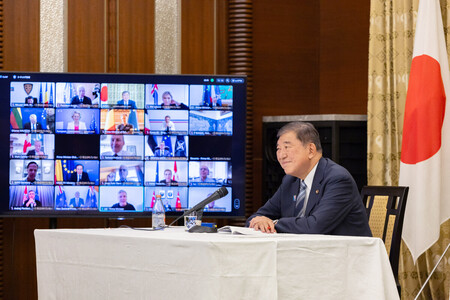 ウクライナ支援に関する「有志連合」のテレビ会議に参加する石破茂首相＝１９日午後、首相公邸（内閣広報室提供）