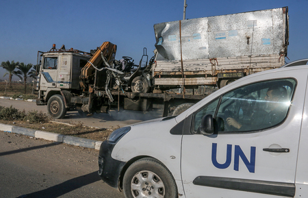 国連パレスチナ難民救済事業機関（ＵＮＲＷＡ）の職員が使用し、イスラエルの空爆を受けて破壊されたトラック＝２０２４年１０月、パレスチナ自治区ガザ南部（ＥＰＡ時事）