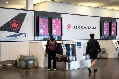 エア・カナダの空港カウンター＝１９日、モントリオール（ＡＦＰ時事）