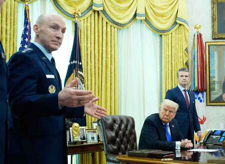 ３月２１日、トランプ大統領（中央）、ヘグセス国防長官（右）の前で発言するオルビン米空軍参謀総長＝ワシントン（ＥＰＡ時事）