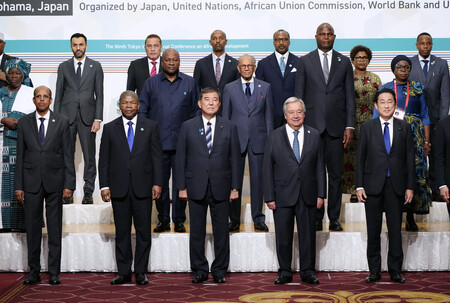 アフリカ開発会議(TICAD)の開幕を前に、各国首脳らと写真に納まる石破茂首相(前列中央)=20日午後、横浜市西区(代表撮影)