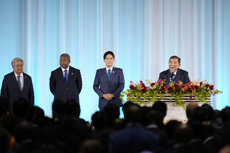 アフリカ開発会議(TICAD)の歓迎レセプションであいさつする石破茂首相(右端)=20日午後、横浜市(代表撮影)