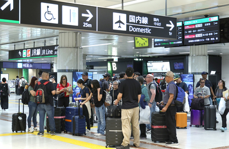 成田空港に到着した外国人観光客＝６月１７日、千葉県成田市