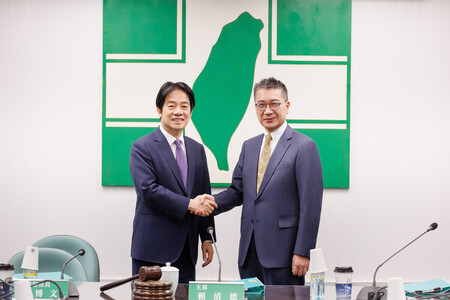台湾与党・民進党の秘書長に決まった徐国勇氏（右）と握手する頼清徳総統＝２０日、台北（同党提供・時事）