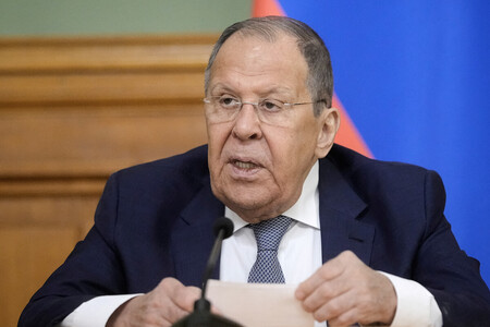 ２０日、モスクワで記者会見するロシアのラブロフ外相（ＡＦＰ時事）