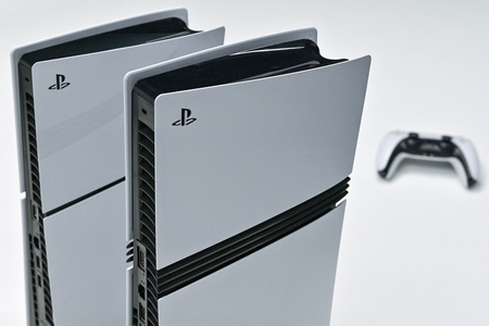 ソニーのプレイステーション（ＰＳ）５（左）とＰＳ５プロ（ＡＦＰ時事）