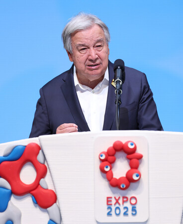 「国連スペシャルデー」の式典でスピーチするグテレス国連事務総長=22日午前、大阪市此花区