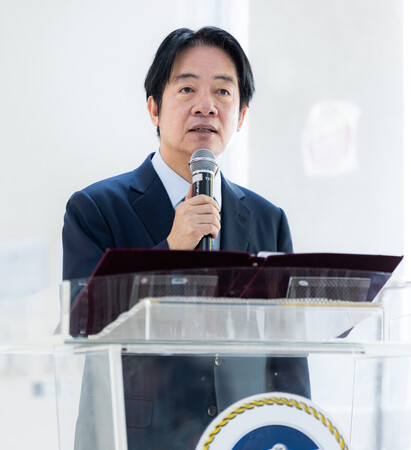 22日、台湾北東部・宜蘭県で、海軍視察時に発言する頼清徳総統(総統府提供・時事)