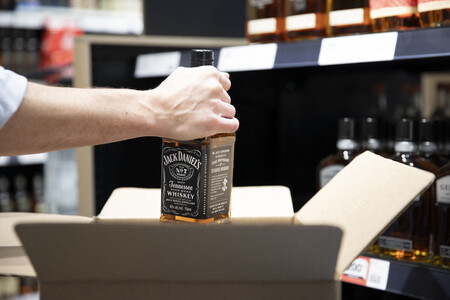 店頭から撤去される米国産酒類=2月3日、カナダ・オンタリオ州(AFP時事)