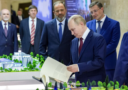 22日、ロシア中部ニジニーノブゴロド州サロフを訪れたプーチン大統領(EPA時事)