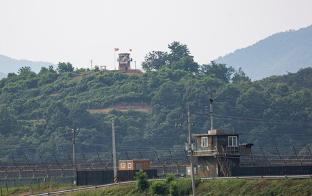 南北軍事境界線を挟んで対峙する北朝鮮軍(向こう側)と韓国軍の監視所=2020年、韓国・京畿道(EPA時事)