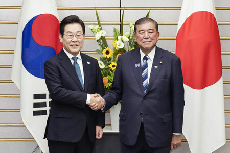 会談を前に、韓国の李在明大統領(左)と握手する石破茂首相=23日午後、首相官邸(代表撮影)