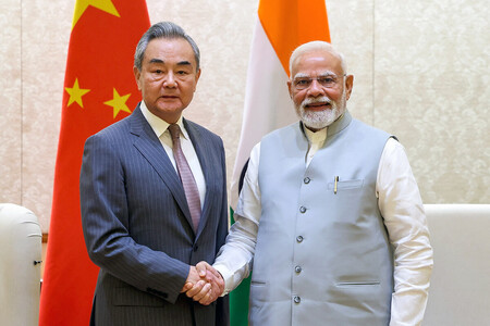 中国の王毅共産党政治局員兼外相(左)とインドのモディ首相=19日、ニューデリー(インド政府提供)(AFP時事)