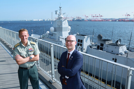 ノルウェー海軍のフリゲート艦「ロアール・アムンセン」の前で撮影に応じるノルウェー軍のアイリク・クリストファーセン司令官(左)とアンドレアス・フロム国防副大臣=20日、東京都江東区