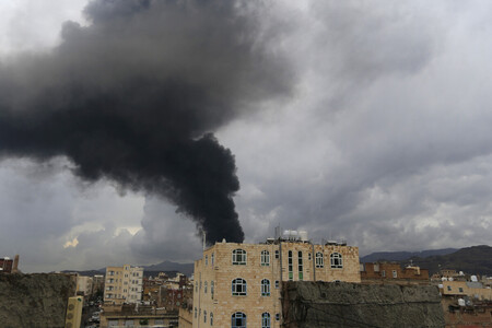 24日、イエメンの首都サヌアで、イスラエルによる空爆後に立ち上る煙(AFP時事)