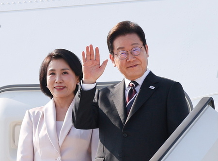 訪日日程を終え、羽田空港から米国へ出発する韓国の李在明大統領（右）＝２４日、東京都大田区（ＥＰＡ時事）