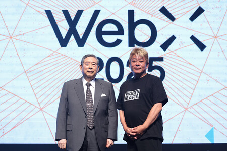 「WebX2025」で対談したSBIホールディングスの北尾吉孝会長兼社長(左)と堀江貴文氏=25日午後、東京都港区