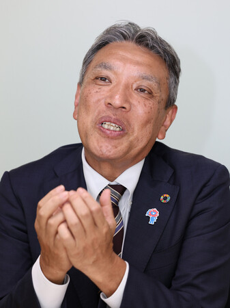 インタビューに答える池田泉州銀行の阪口広一頭取＝１８日、大阪市北区の同行本店