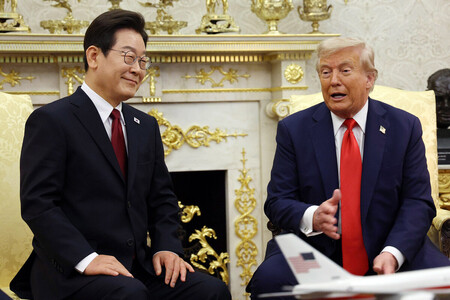 25日、ホワイトハウスで会談するトランプ米大統領(右)と韓国の李在明大統領(EPA時事)