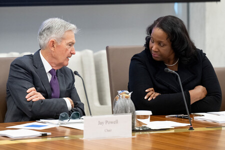 米連邦準備制度理事会（ＦＲＢ）のパウエル議長（左）と話すクック理事＝６月２５日（ＡＦＰ時事）
