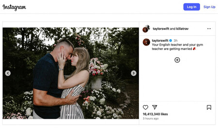 26日、インスタグラムに投稿された、米人気歌手テイラー・スウィフトさん(右)とアメリカンフットボール選手トラビス・ケルシーさんの写真(ロイター時事)
