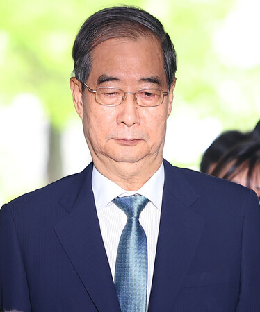 27日、ソウル中央地裁に到着した韓悳洙前韓国首相(EPA時事)