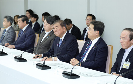 月例経済報告等に関する関係閣僚会議に臨む石破茂首相(右から3人目)=27日午後、首相官邸