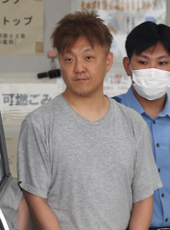 送検のため、赤坂署を出るパチンコ店運営会社「デルパラ」社長の李昌範容疑者＝２８日午前、東京都港区