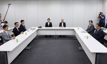 ガソリン税の暫定税率廃止に関する与野党協議に臨む自民党の宮沢洋一税制調査会長(中央右)、立憲民主党の重徳和彦政調会長(同左)ら=28日、国会内