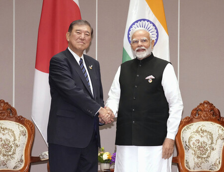会談を前に握手する石破茂首相(左)とインドのモディ首相=2024年10月、ビエンチャン
