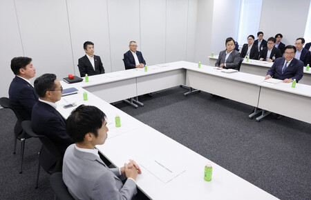 ガソリン税の暫定税率廃止に関する与野党協議に臨む自民党の宮沢洋一税調会長（奥右）、立憲民主党の重徳和彦政調会長（同左）ら＝２８日午後、国会内