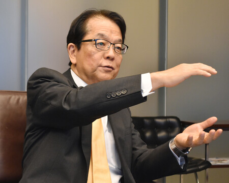 インタビューに答える日本製鉄の森高弘副会長=20日、東京都千代田区
