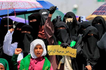 27日、イエメンの首都サヌアで反イスラエル集会に参加する女性たち(AFP時事)