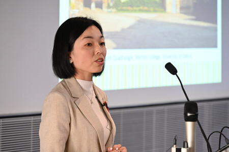 講演される三笠宮家の彬子さま＝２８日、英南部オックスフォード