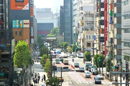 18日、東京・浜松町駅周辺の街並み