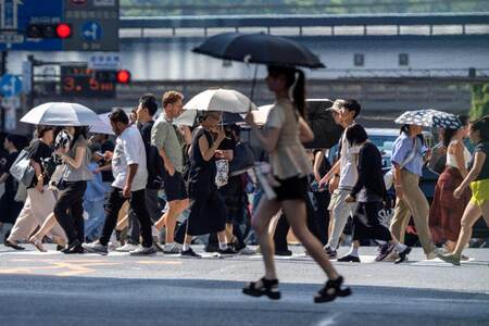 7月24日、東京都内を歩く人たち(AFP時事)