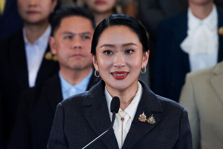 29日、タイ憲法裁判所から首相職失職を言い渡された後、バンコクの政府庁舎で記者会見するペートンタン氏(ロイター時事)