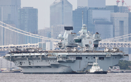 東京国際クルーズターミナルに寄港した英海軍の空母「プリンス・オブ・ウェールズ」＝２８日、東京都大田区から撮影