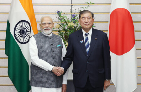 日印首脳会談前に握手する石破茂首相(右)とインドのモディ首相=29日午後、首相官邸