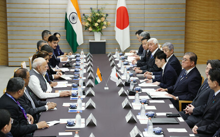 インドのモディ首相(左から4人目)と会談する石破茂首相(右から3人目)=29日午後、首相官邸